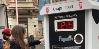 Dva reciklažna automata koji isporučuju hranu namenjenu psima lutalicama postavljeni