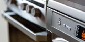 Trik za blistavo čistu rernu bez ribanja: Ovaj jednostavan metod uklanja masnoću preko noći